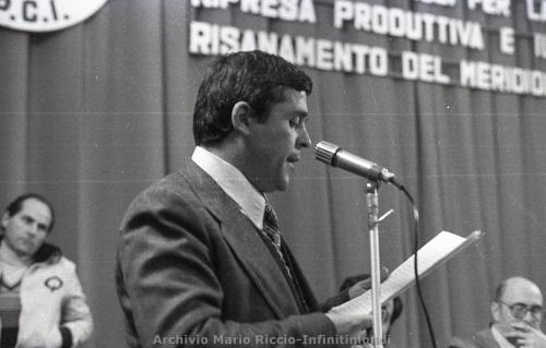 1978-GENNAIO-GIORGIO-NAPOLITANO-INCONTRA-GLI-OPERAI-ITALSIDER-4