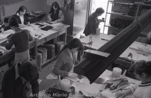 1978-MARZO-LAVORO-A-DOMICILIO-E-NERO-5-BORSE-