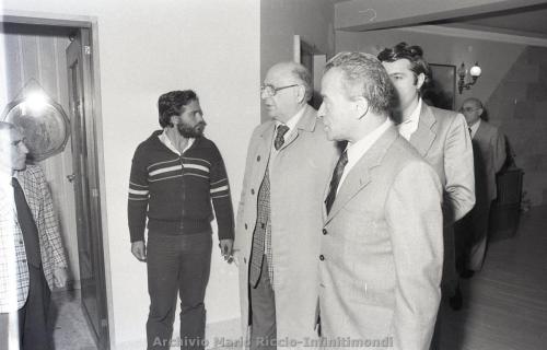 1978-PIETRO-INGRAO-E-MAURIZIO-VALENZI-A-CASA-DEI-GENITORI-DI-CLAUDIO-MICCOLI-4